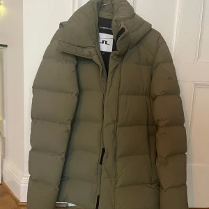 J lindberg dunjacka  - Dunjacka från J lindberg, storlek M för herr. Bra skick. Olivgrön. 1500kr.