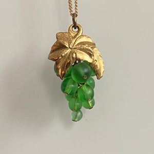 Halsband druvor  - Vintage berlock med druvor och blader  Inga stämplar 