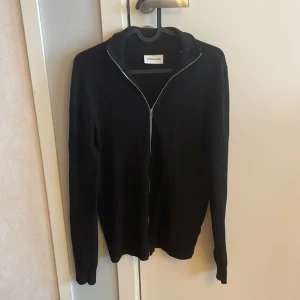 Svart lindbergh full zip - En svart lindbergh full zip i super fint skick, inga defekter. 