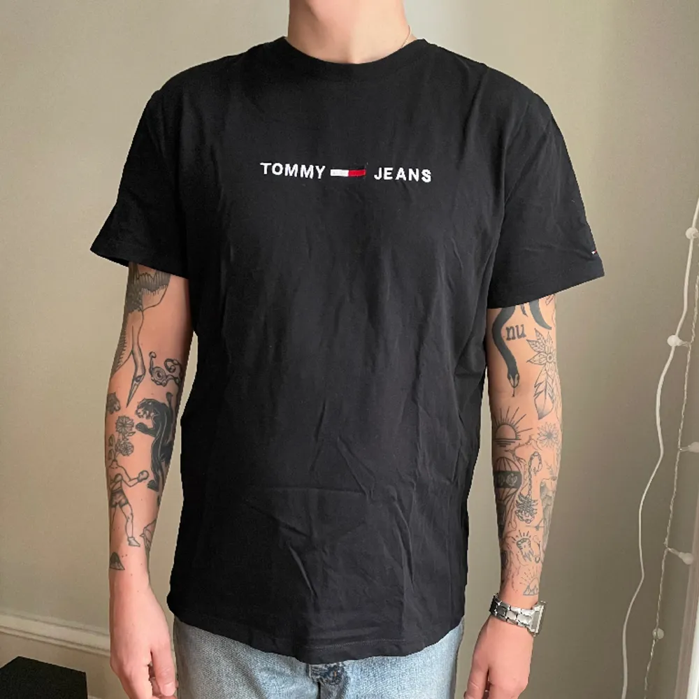 Svart t-shirt från Tommy jeans 🌞. T-shirts.