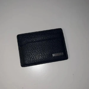 Hugo boss korthållare - Oanvänd korthållare från Hugo boss. Köpt från Zalando, nypris 700kr.