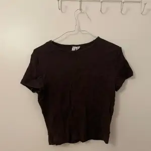 Brun ribbad t-shirt från H&M