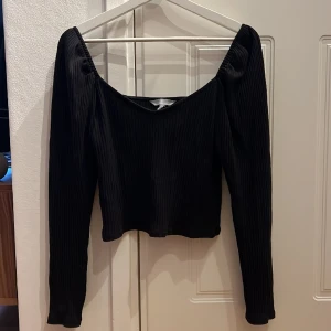 Långärmad tröja från H&M - Svart långärmad tröja från H&M med lite puff vid ärmarna💕