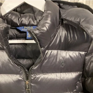 Polo Ralph lauren jacka - Polo jacka i svart färg Pris kan diskuteras vid snabb affär  Den passar inte därför den säljs
