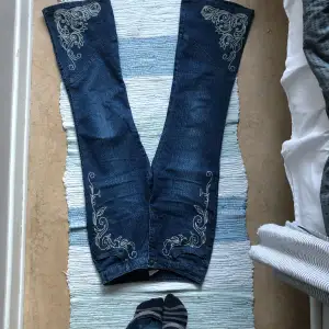 Hippie/retro 70s jeans! De är flear, stretch material och dessutom i ett väldigt fint jeans tyg (se sista bilden). OBS. Mönstret finns bara fram på byxorna💙