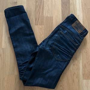 Snygga Crocker jeans som tyvärr blivit för små/ W28 L32/slim fit/ inga anmärkningar/ nypris 700 vid snabb affär 149