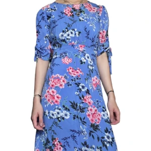 Maxiklänning - Helt oanvänd sommarklänning med alla lappar kvar! Går ner till strax under vaderna på mig som är 165cm. Bild 3 visar ryggen med en öppning. Ärmarna har varsin dragsko på sidorna som går att anpassa. Nypris 399kr.