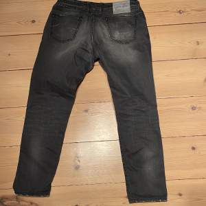 Jacob Cohen jeans, knappt använda, storlek 35 modell 622. Svart urtvättad färg, inga slitningar eller hål eller något