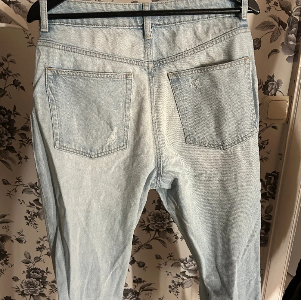 Blåa jeans med hål på knäna och hög midja från HM. Har använt några gånger men skicket är bra. Säljer då jag inte löngre använder dem. . Jeans & Byxor.
