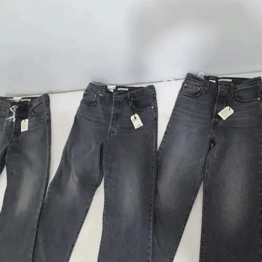 Säljer 3 st gråa ribcage straight ankle levi's jeans som är helt nya och oanvända med olika storlekar för kvinnor. Nypris ligger på 1250 kr men säljer mina för 300 kr styck. pris kan diskuteras. Kom privat för mer. De var 4 men 1 blev slutsåld, så 3 kvar.. Jeans & Byxor.