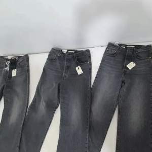 Säljer 3 st gråa ribcage straight ankle levi's jeans som är helt nya och oanvända med olika storlekar för kvinnor. Nypris ligger på 1250 kr men säljer mina för 300 kr styck. pris kan diskuteras. Kom privat för mer. De var 4 men 1 blev slutsåld, så 3 kvar.