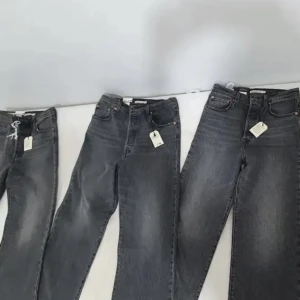 Levis jeans - Säljer 3 st gråa ribcage straight ankle levi's jeans som är helt nya och oanvända med olika storlekar för kvinnor. Nypris ligger på 1250 kr men säljer mina för 300 kr styck. pris kan diskuteras. Kom privat för mer. De var 4 men 1 blev slutsåld, så 3 kvar.