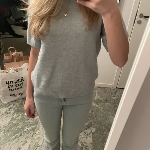 Stickad t-shirt - Supersnygg stickad tröja från HM. I storlek S. Lite nopprig men bra skick💕