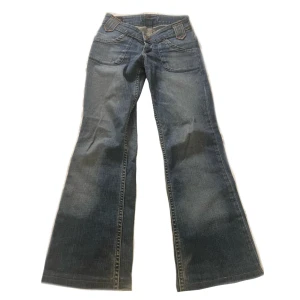 Flared lowrise jeans - Snygga lågmidjade bootcut jeans från lee som tyvärr inte passar mig längre 🖤köpta second hand men är i bra skick🖤midjemåttet är 35cm 🖤skriv för fler bilder!