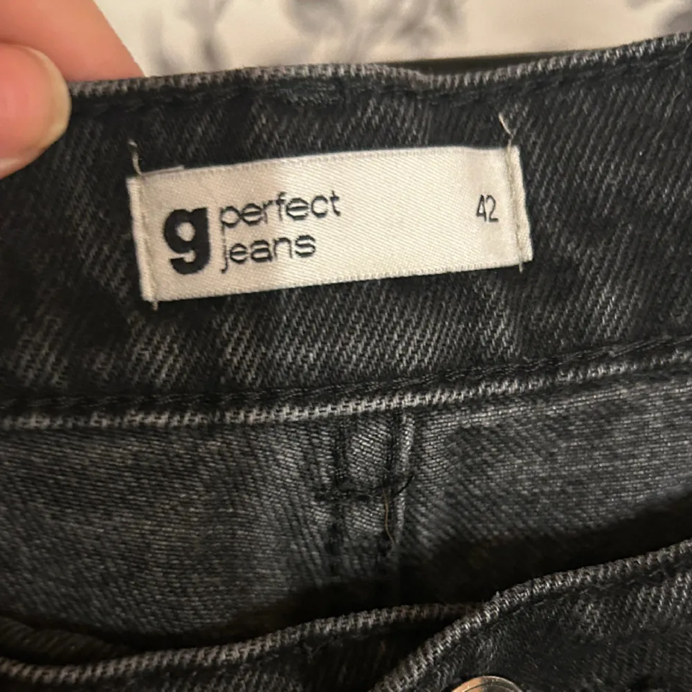 Jeans från ginatricot med rak passform och högmidja. Säljer då de inte kommer till användning längre. Jeans & Byxor.