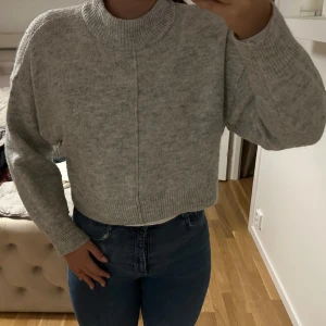 Stickad tröja - Grå stickad tröja, använd fåtal gånger som ny