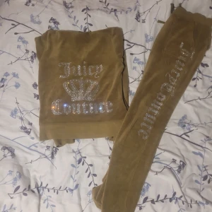 Juicy couture set - Komplett set med matchande byxa och tröja. Fint skick, Sparsamt använt. 