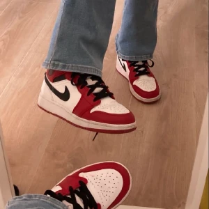 Jordan 1 mids Chicago - Säljer mina jordans då de inte längre kommer till användning. I ny skick och original lådan kommer med!