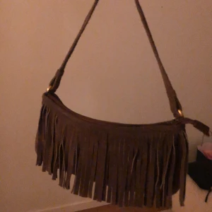 Fransväska! - Så sjukt fin men kommer ej till användning! Tänk och ha med en klänning och cowboy boots😍