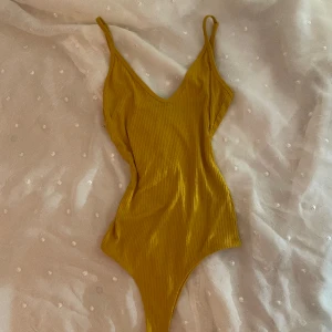 Orange body - Super fin nästan senapsgul orange tajt body som ä ribbad. Framöver figuren jättefint 🧡
