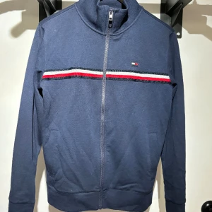 Hilfiger zip tröja - Mörkblå hilfiger siptröja i storleken 164, schysst cardigan!