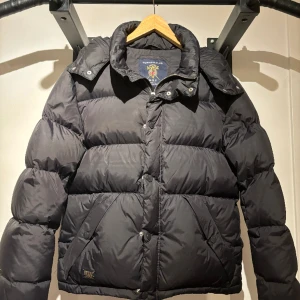 Morris vinterjacka - En varm vinterjacka från Morris i storleken small, snygg luva och andra detaljer. Den är i ett fint skick och har inte använts så mycket. Köpt förra året men fortfarande lika snygg och varm.