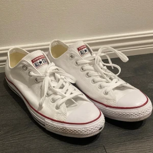 Vita Converse låga  - Converse, typ i nyskick. Lite fläckar på gummisulan men inga alls på tyget. Strl 44. 