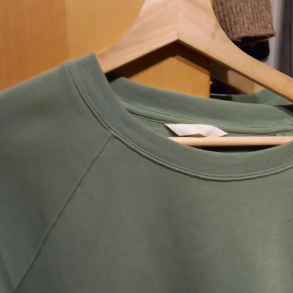 Grön swetshirt, super fin. Använd ett par gånger. Skriv vid frågor:). Tröjor & Koftor.