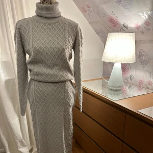 Stickat set - Säljer nu mitt skitmysiga set från boohoo. Otroligt mysigt och snyggt. Kjolen och tröjan är i storlek (36) kjolen är ner till fötterna och sätter skit snyggt. Skeiv för fler bilder eller vid frågor! (400 FÖR BÅDA DELAR) prislapp sitter kvar!!!