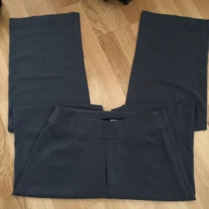 Kostymbyxor gråa - Gråa kostymbyxor ifrån bikbok, jag är 167 och dom går ner till fötterna! Extremt mjukt å nice material att ha på sig 🥰tyvärr inga bilder på då dom inte passar mig längre 