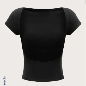 Öppen i ryggen t-shirt  - T-shirt med öppen rygg från SHEIN, jätte fint skick. ❤️