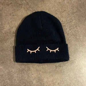 Mössa - Mössa med fin broderier på