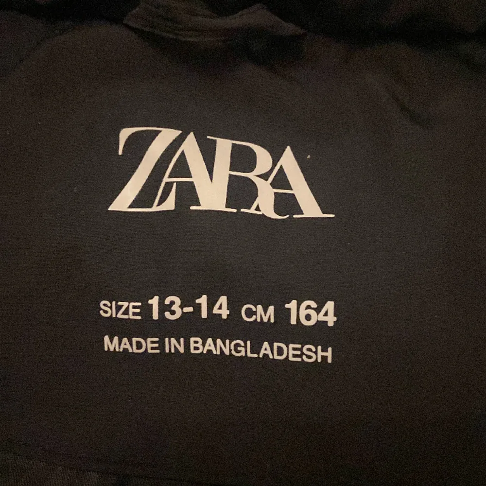 En vinterjacka från Zara, bra skick och bra värme! Använts 1 vinter!!(storleken är lite större mellan XS-M. Jackor.