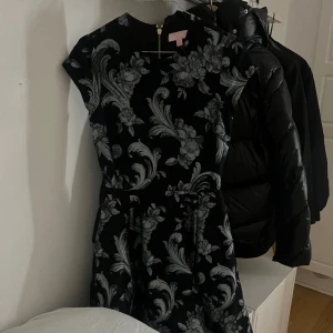 Ted baker dress - Ted Baker, black and silver mini dress size 1, like a xs/s. Like new. Bought it for 300€