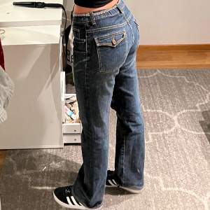 Skitsnygga jeans med fickor! Stl 42 men kan användas av mindre storlekar också 💗