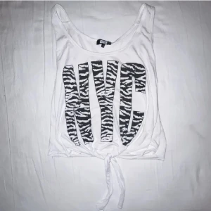 NYC linne🤍 - Gulligt linne från Bikbok, köpt för väldigt länge sen!🌸Pris går att diskutera 🤍