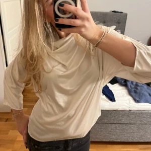 Skimmrig blus - Superfin skimmeig blus som sitter jättefint!