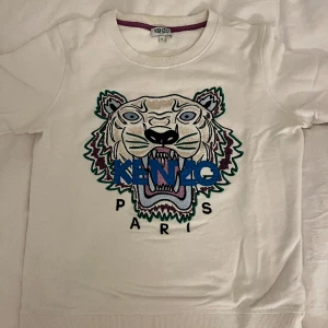 Kenzo tröja - Säljer min coola kenzo tröja med snygga färger i storlek S för att den inte längre används🩷den har en liten fläck längst ner på tröjan som inte är så synlig!🩷🩷