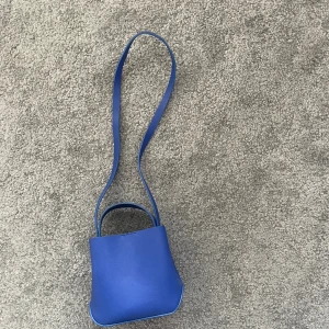 BLÅ VÄSKA - Snygg blå väska från Gina Tricot. Aldrig använd! 💙💙🩵🩵