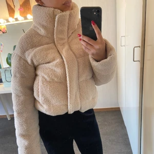 Teddy jacka  - Fint skick, passar även en 34. Går att dra åt längst ner 