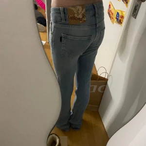 Crocker jeans - Ljusblå SVIN snygga crocker jeans😍  400kr+frakt, pris går att diskutera ❤️ Storlek: waist 24, length 34 Kontakta mig för frågor!💕