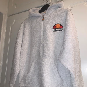 Ellesse, size 34 - Ellesse luvtröja i storlek 34, fint skick - sparsamt använd utan direkt slitage. Du får den nytvättad, såklart. Postar samma dag som betalning gjorts! Har du frågor får du gärna höra av dig. Mvh 