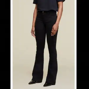 Super snygga Lois Raval-16 Jeans som endast är använda 1 gång. Perfekt skick, storlek 25 L32. Dem är väldigt sköna, då det är ett material som är lite mjukt.💕💕