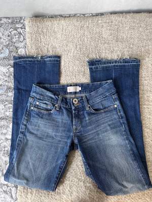 Jättefina lowwaist jeans från märket sis by sisters! Jättefin blå färg och sitter så fint💘 byxorna är i storlek 29 och har även tagit upp dem längst ner så dem sitter perfekt på mig som är 176💘 Kan skicka bild på om det önskas🫶🏼