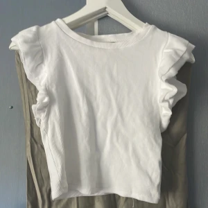 Zara volangtopp - Volangtopp från Zara storlek M