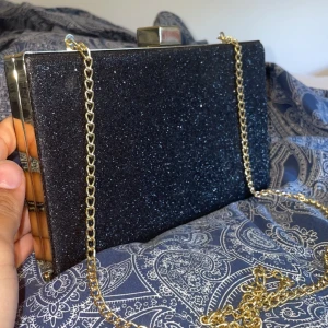 Glittrig clutch - Söt vintage clutch väska, från h&m. Har inte använts så mycket så den är nästan som ny. Priset kan gärna diskuteras.