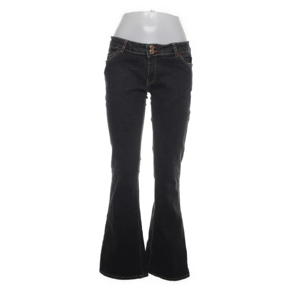 Gråa-svarta lågmidjade jeans med gulddetaljer på fickorna. Storlek S. Jeans & Byxor.