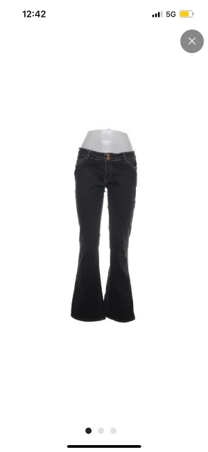 Gråa-svarta lågmidjade vintage jeans  - Gråa-svarta lågmidjade jeans med gulddetaljer på fickorna. Storlek S