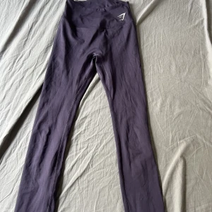 Gymshark träningstights  - Mörklila tights från gymshark i fint skick.