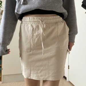 Kjol - Beige cargokjol i stretchigt mjukismaterial. Jätteskön